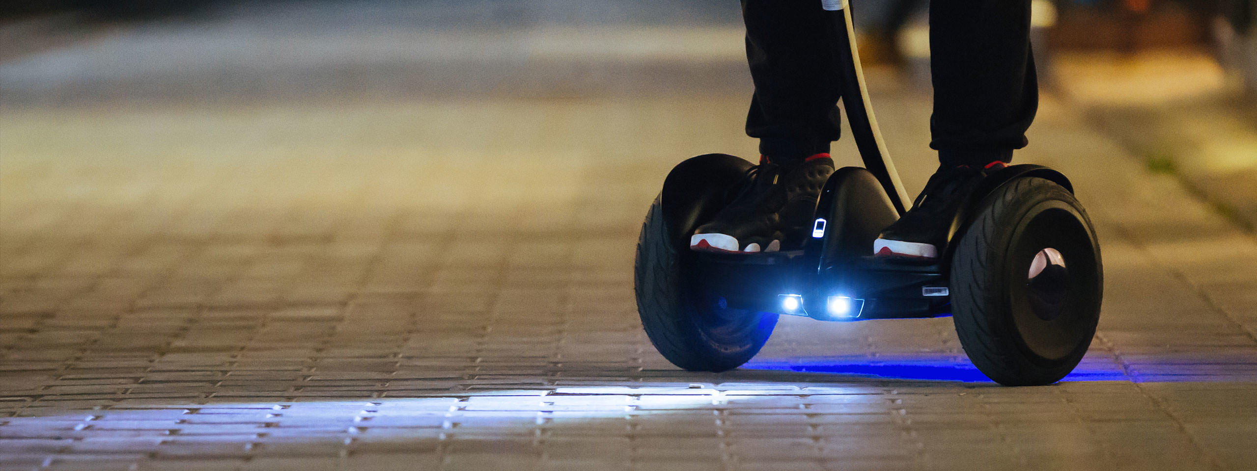 Xiaomi-hoverboard-made-with-Ninebot-and-Segway-photo-4a
