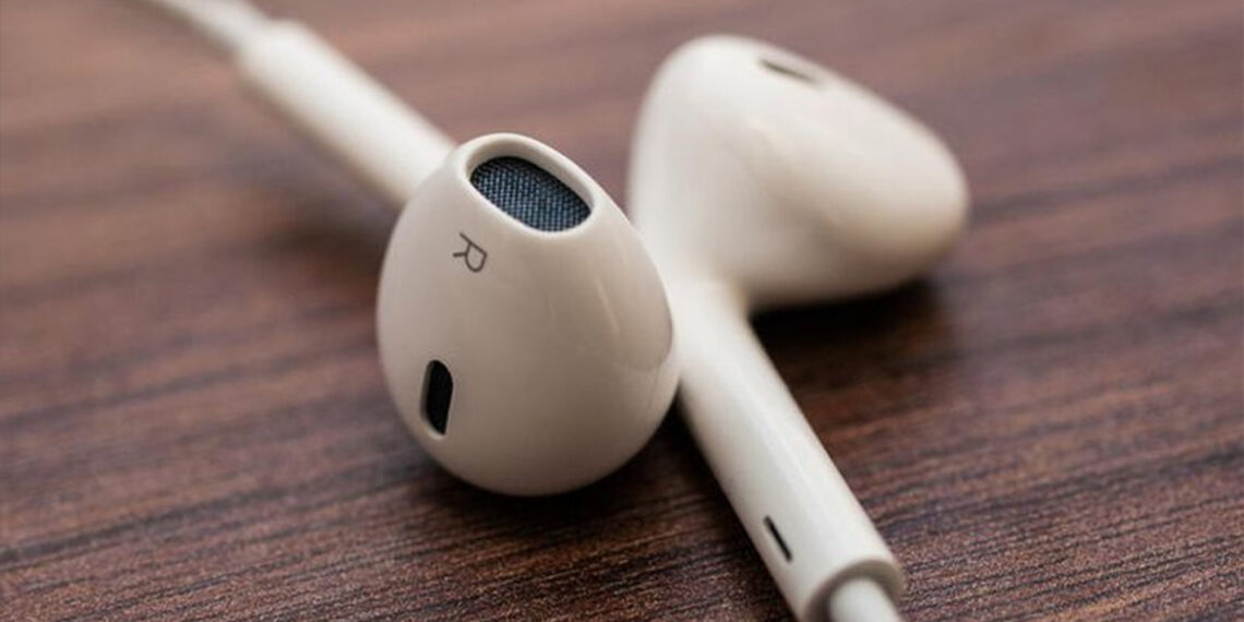 https://www.techoffside.com/wp-content/uploads/2020/05/iPhone-12-May-Not-Come-With-EarPods-1140x570.jpg