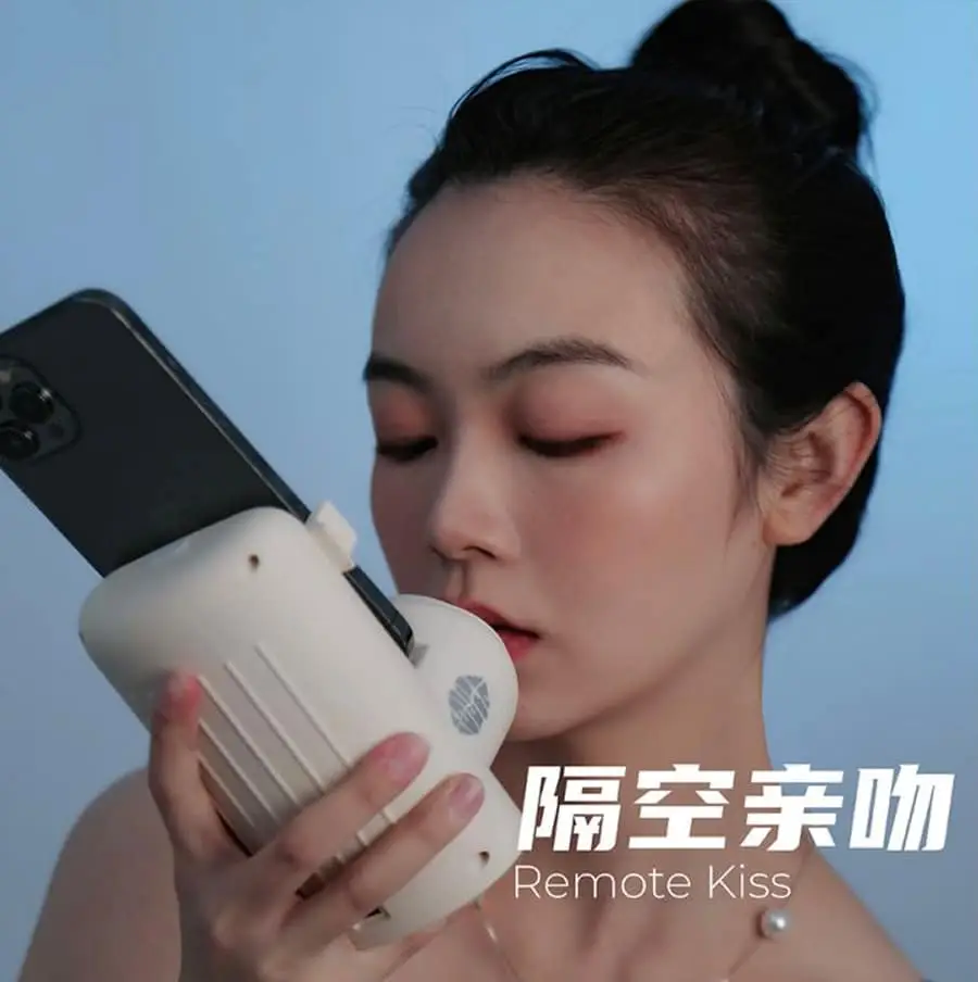 อุปกรณ์จูบเสมือนจริง Remote Kiss