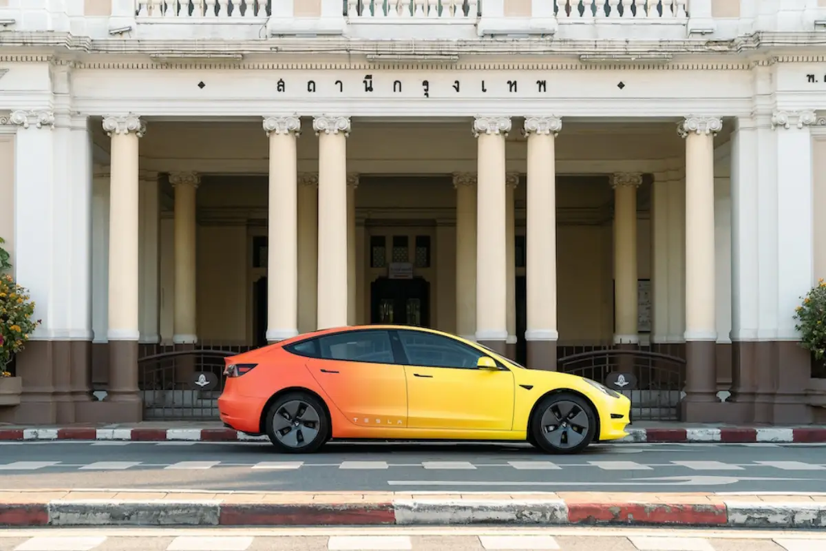 Tesla Model 3 สีรุ้ง Drive With Pride
